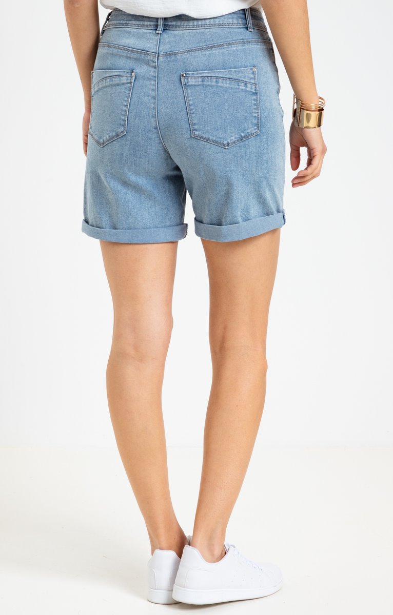  Short Avec Détail Clous Et Broderie
