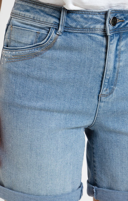  Short Avec Détail Clous Et Broderie