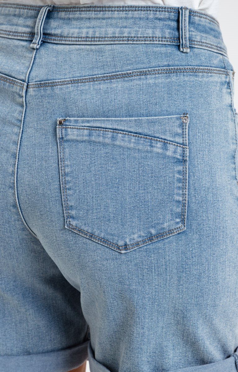  Short Avec Détail Clous Et Broderie