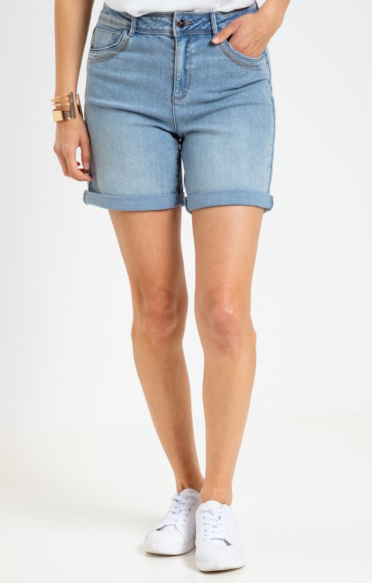  Short Avec Détail Clous Et Broderie